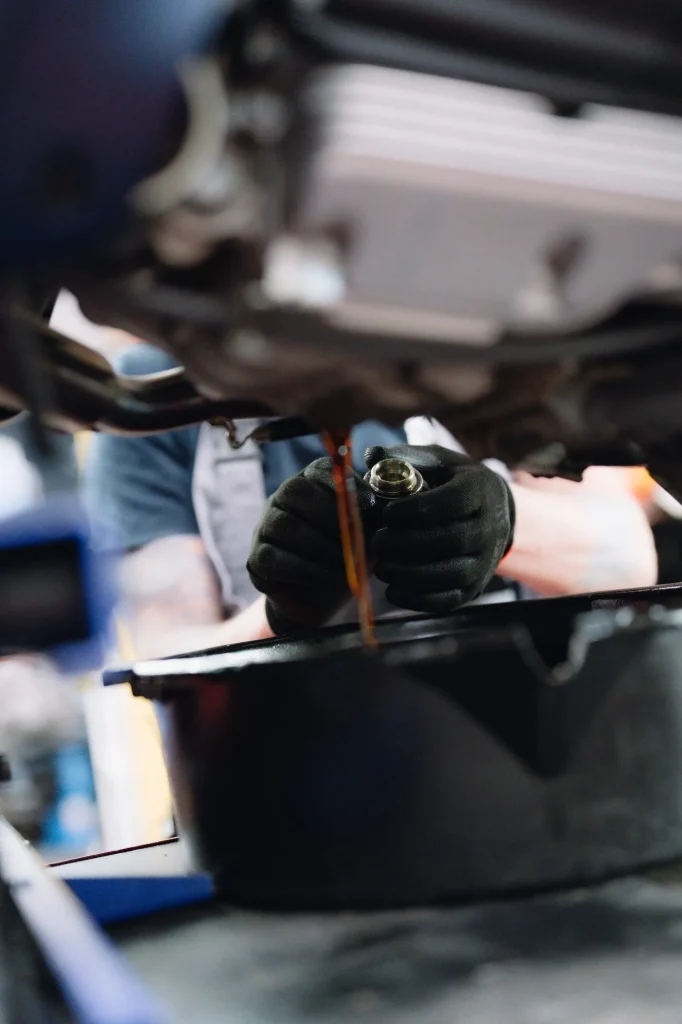 Ölwechsel in der Werkstatt von mike's garage